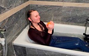 Qué Significa Soñar que te Bañas con Ropa