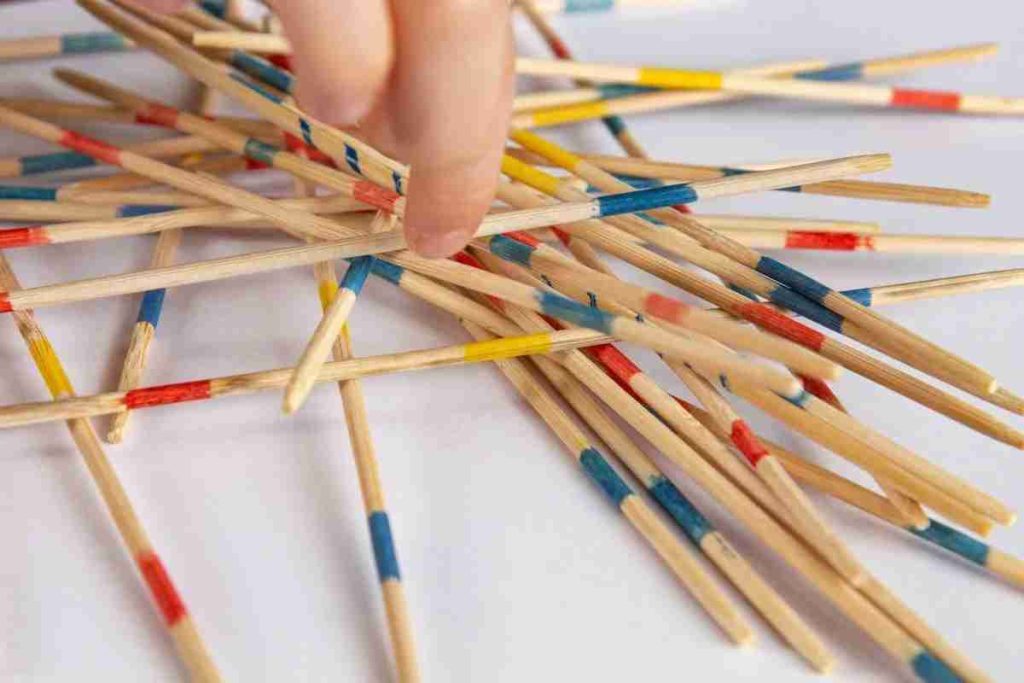 Cómo jugar Mikado: Reglas, estrategias y consejos para dominar este clásico juego de destreza
