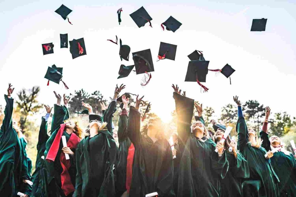 Edad Típica de Graduación Universitaria: Datos Clave