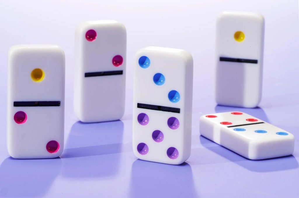 Cómo jugar al dominó: reglas, estrategias y consejos