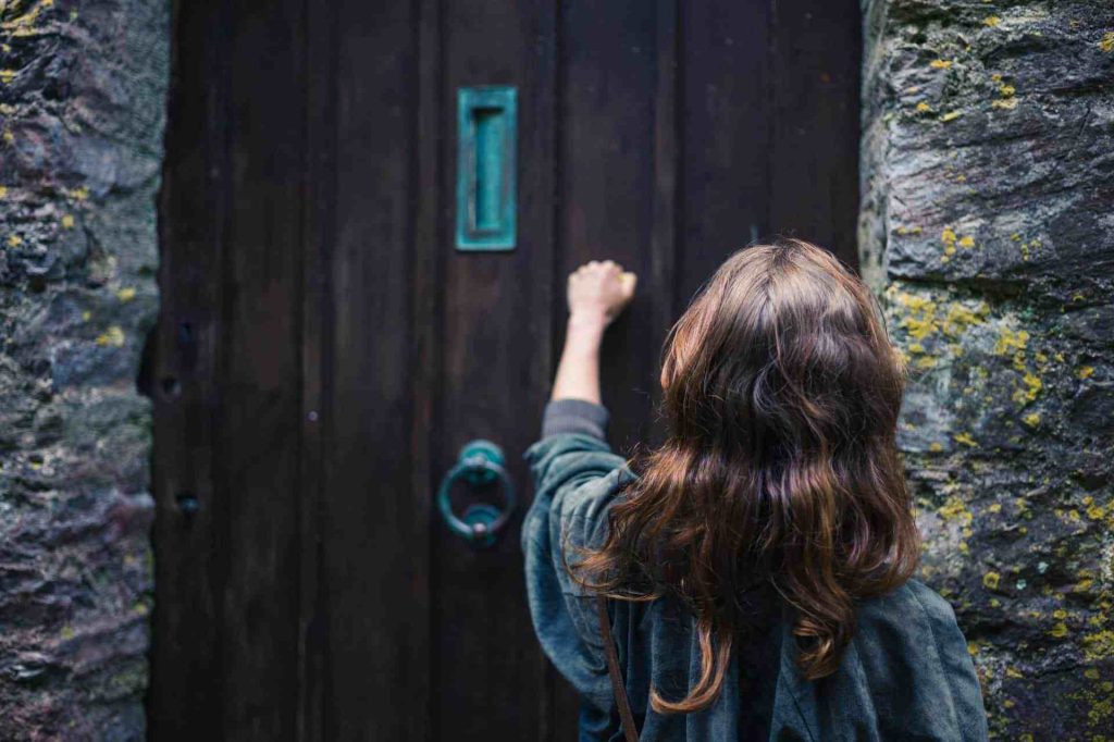 Qué significa que te toquen la puerta en la madrugada