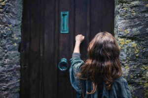 Qué significa que te toquen la puerta en la madrugada