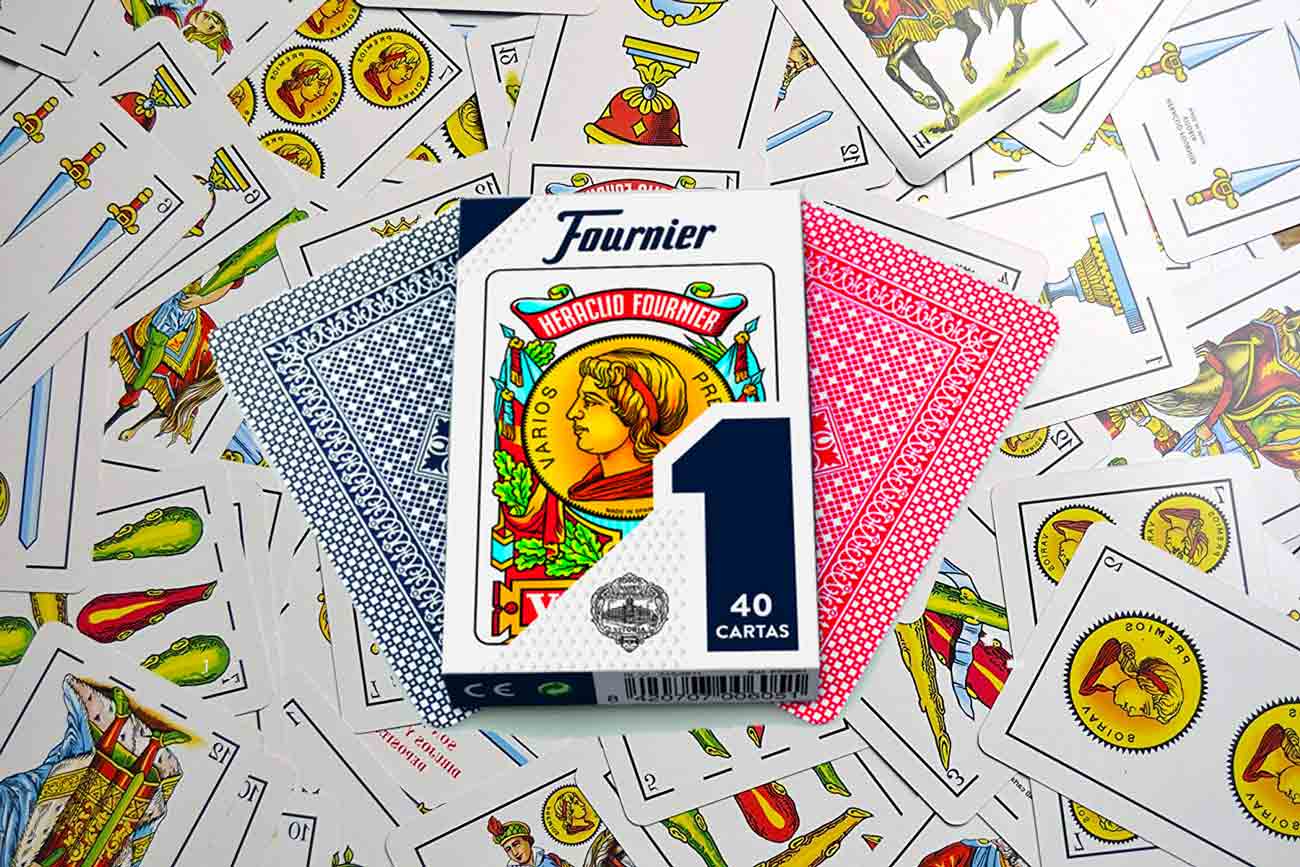 Repartiendo cartas para una partida de Brisca