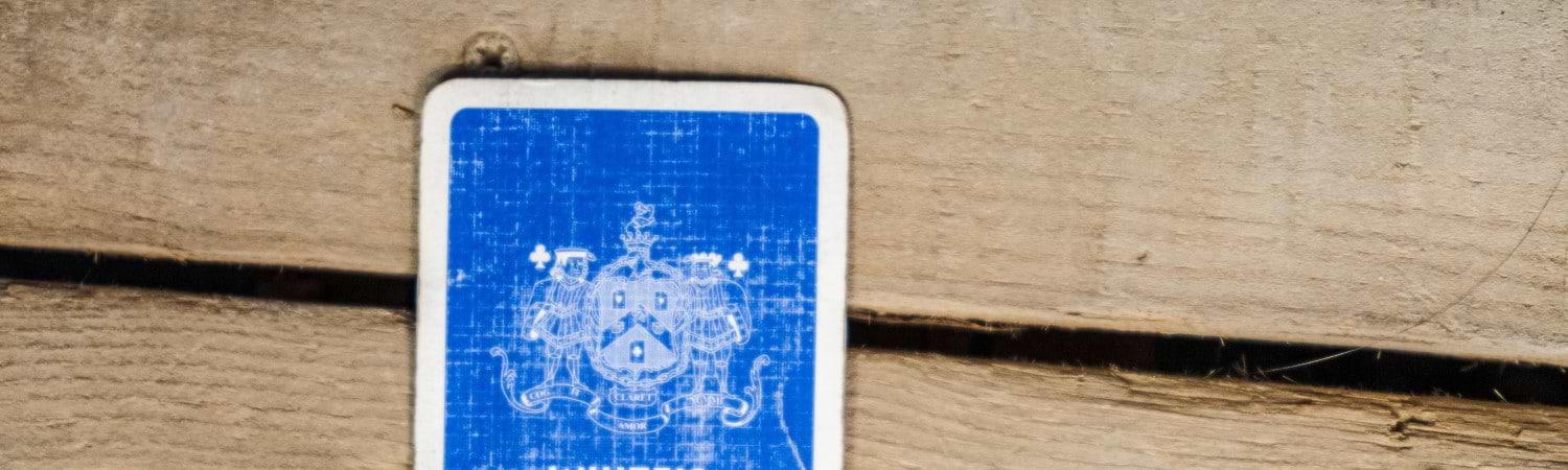 Juego de cartas Cinquillo en mesa