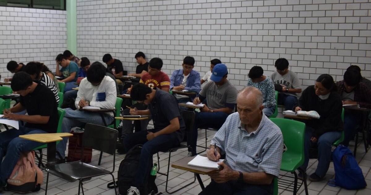 Grupo aprendiendo tecnología
