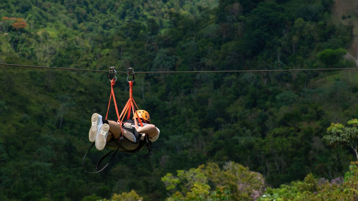 Parque de ecoaventura en la naturaleza