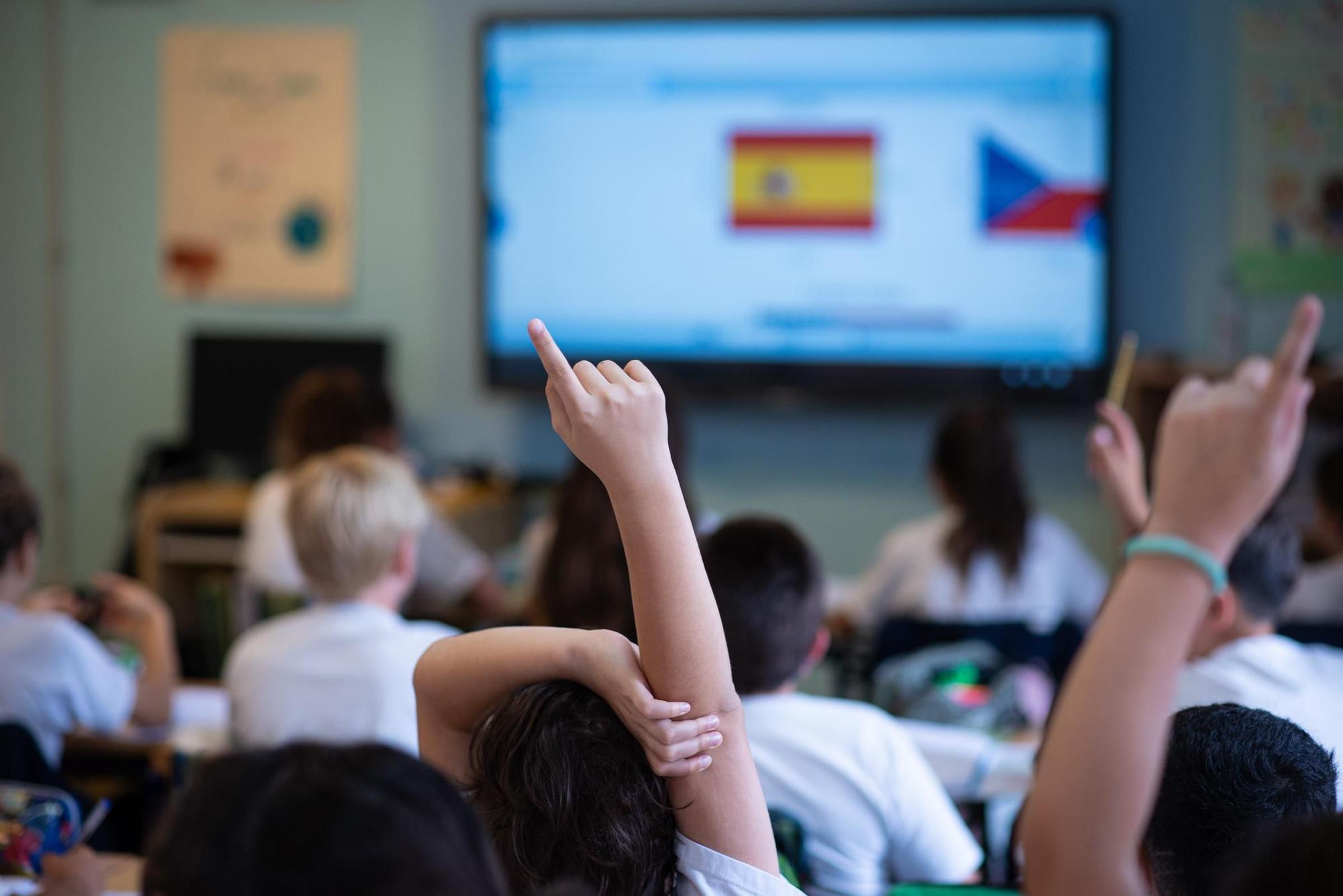 personas aprendiendo educación financiera