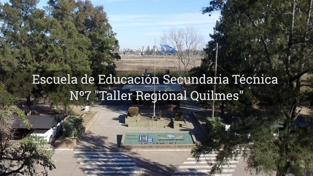 Alumnos y docentes en Escuela Técnica 7 San Justo