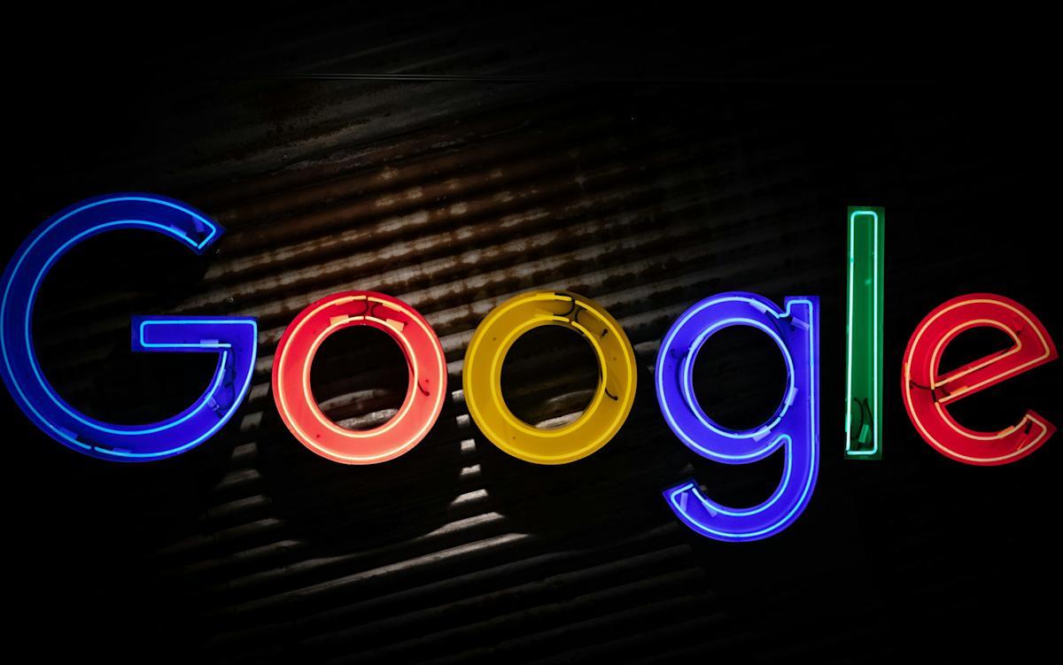Equipo de Google codificando con inteligencia artificial