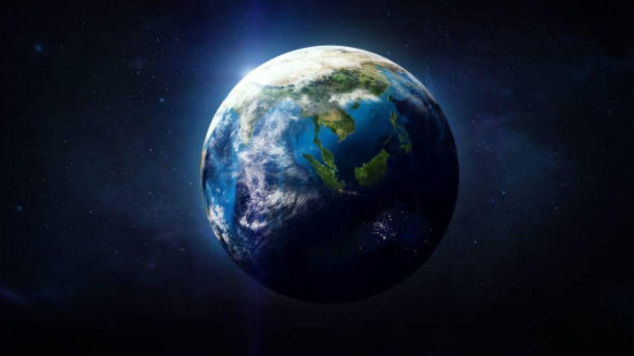 velocidad relativa núcleo tierra