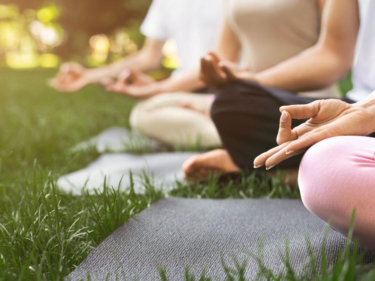 persona practicando meditación al aire libre