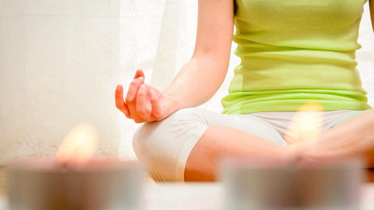 persona sentada relajada aprendiendo a meditar