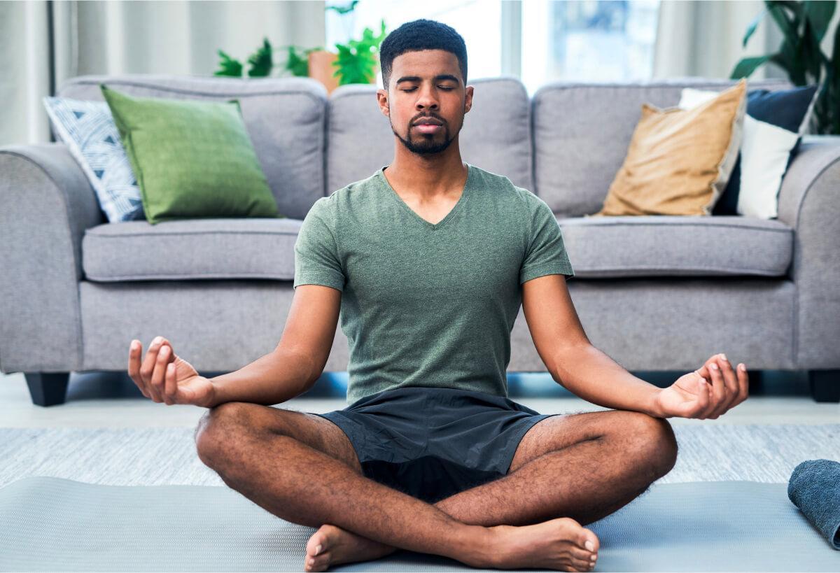 persona iniciándose en la meditación