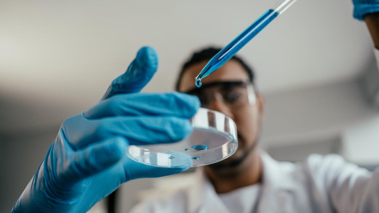 Antiviral universal inspirado en mutación genética