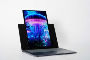 Concepto de laptop con pantalla giratoria