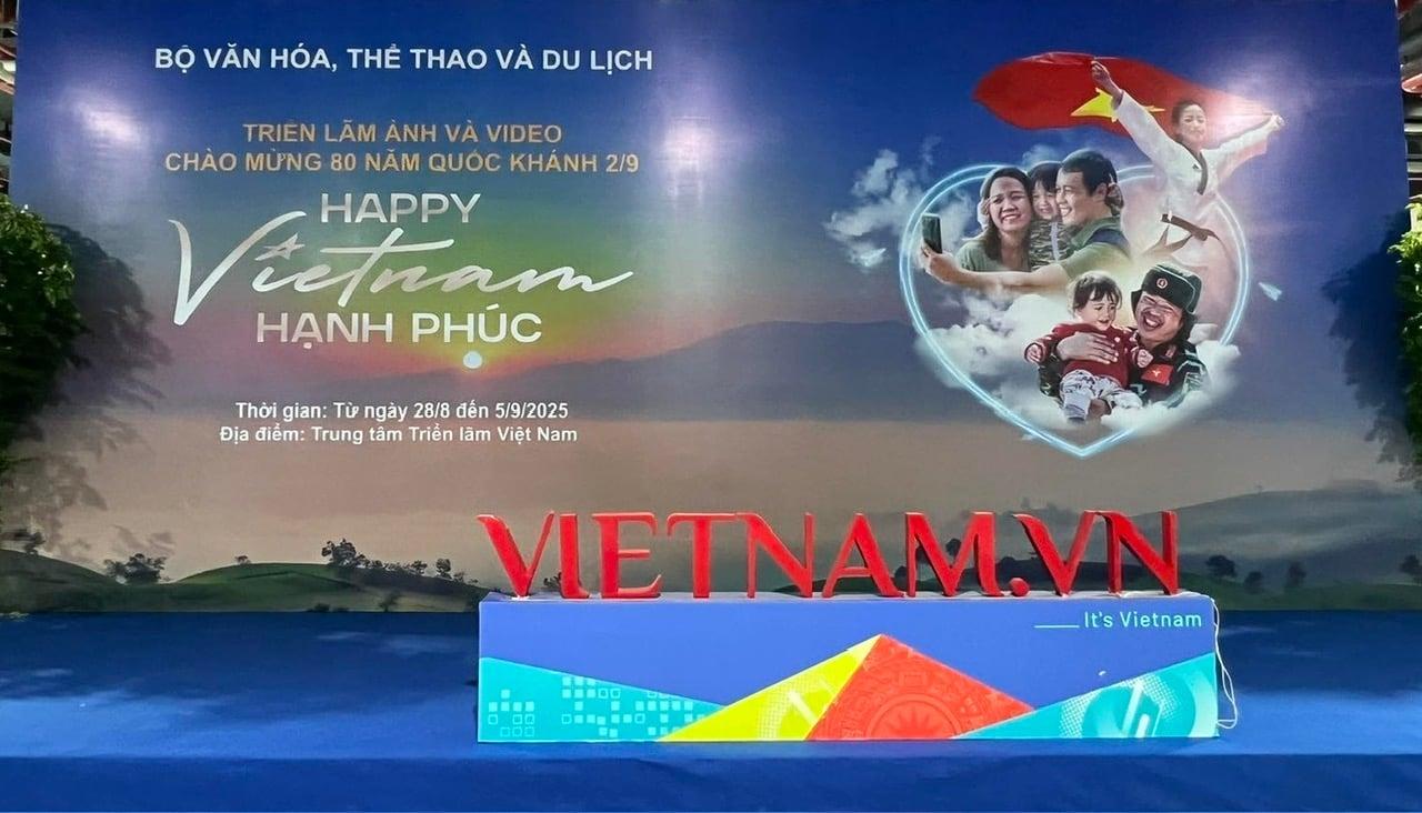 Exposición Feliz Vietnam en el Centro Nacional de Exposiciones