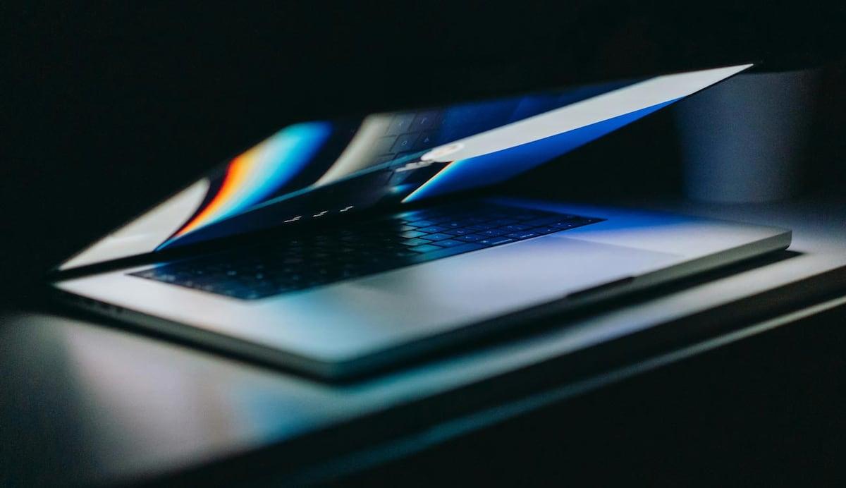 MacBook Pro con pantalla OLED
