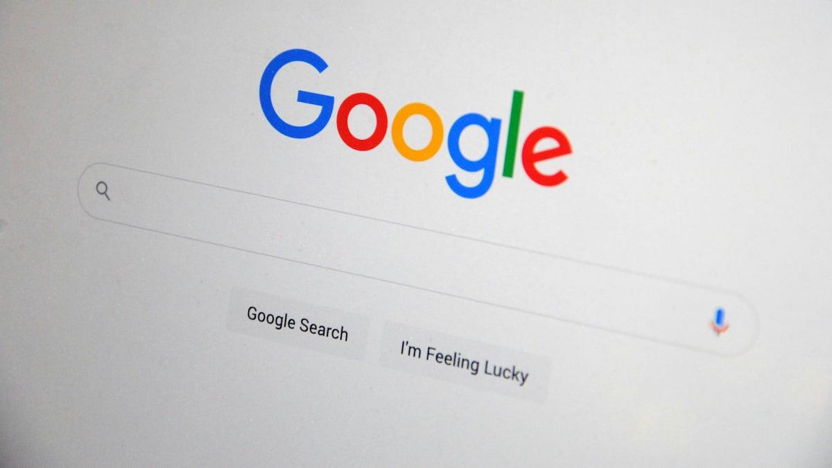 Primer logo de Google en el Doodle