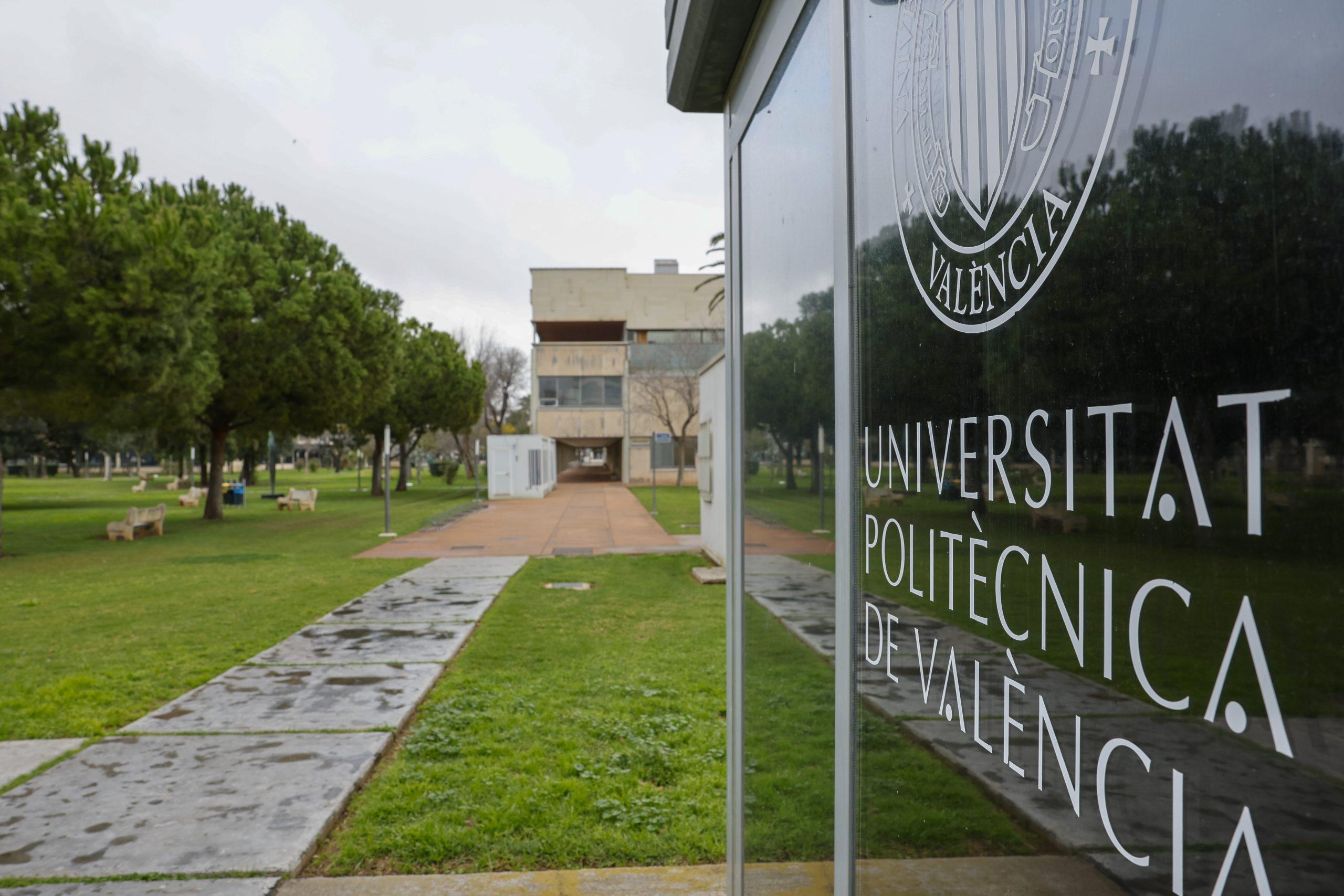 Edificios universitarios abiertos con servicios esenciales