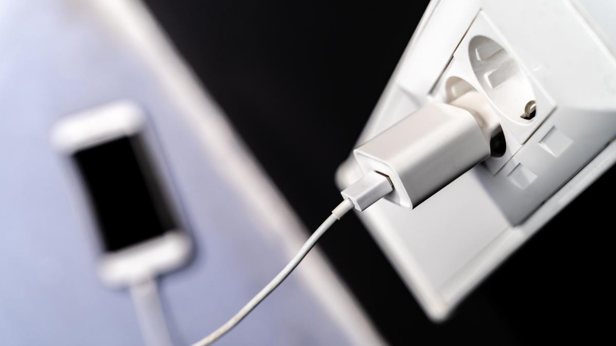 símbolo de caducidad cargador del móvil