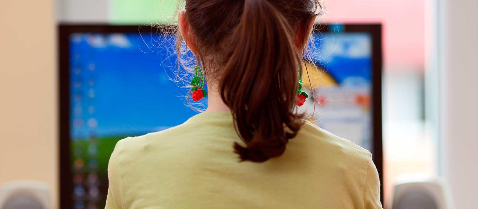 Profesor usando portal educativo