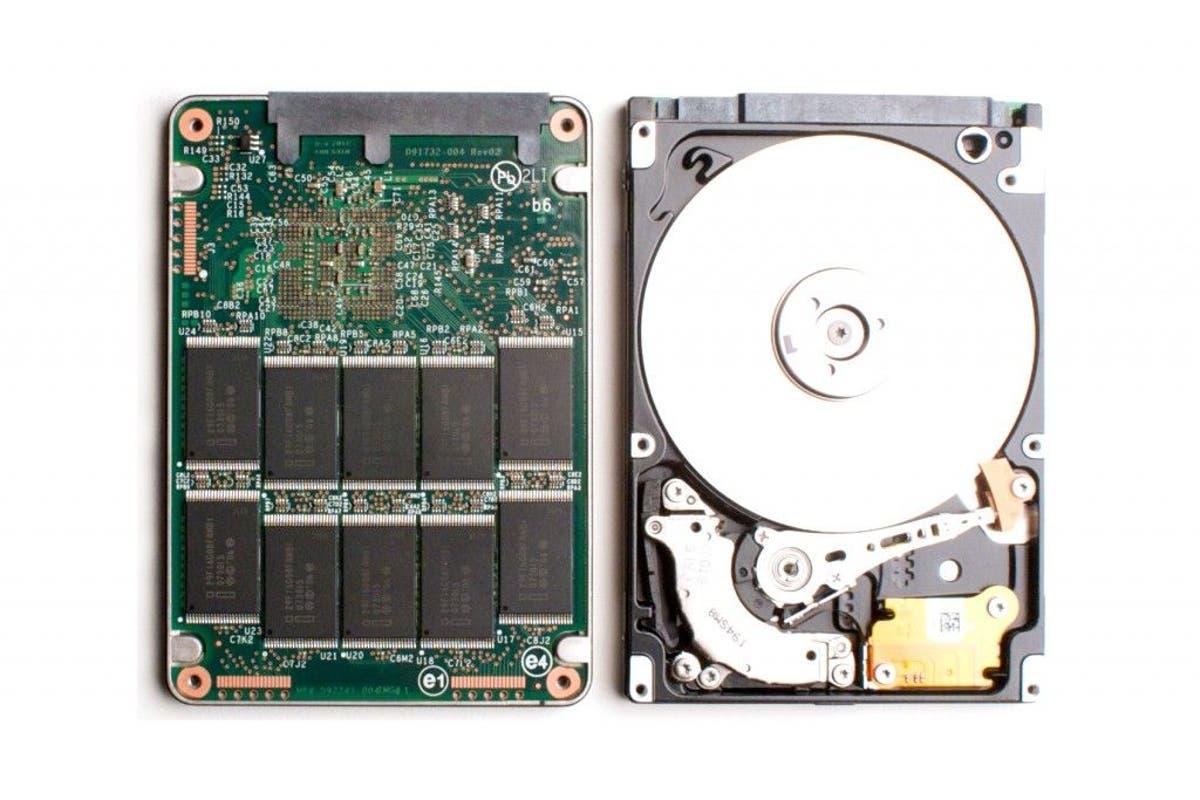 Interior de una SSD y chips de memoria