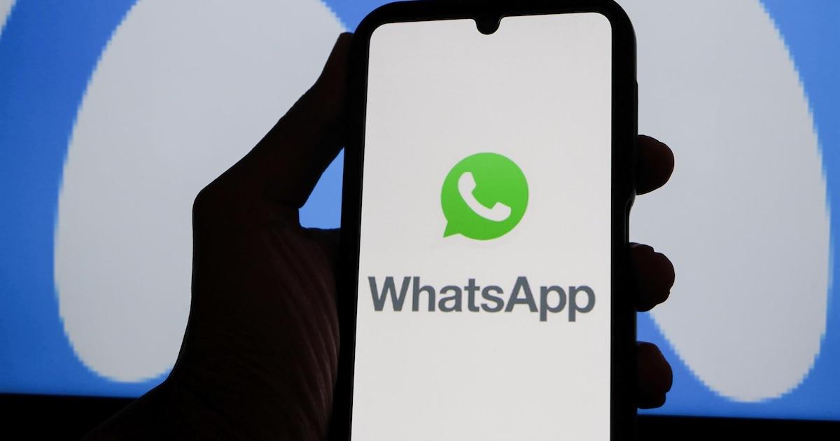 Interfaz de WhatsApp Plus con opciones de personalización