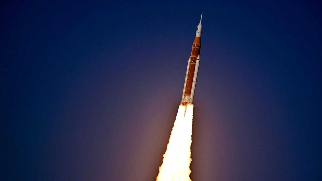 Cohete SLS y nave Orión en misión Artemis II Cohete SLS y nave Orión en misión Artemis II