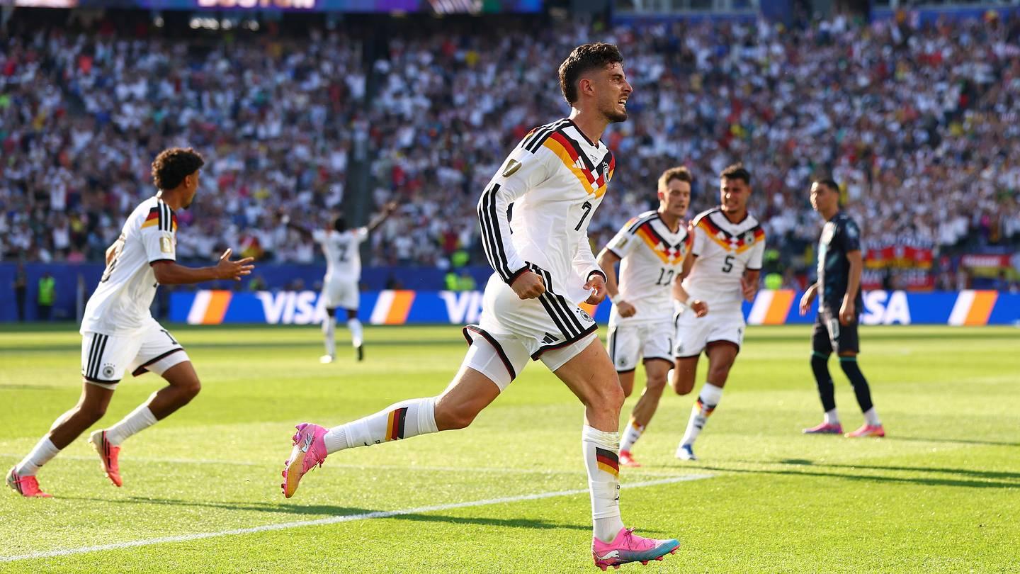 Jugadores de Alemania y Paraguay en el campo