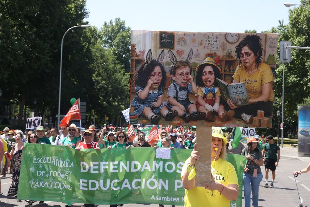 Docentes y familias marchando por las calles de Madrid