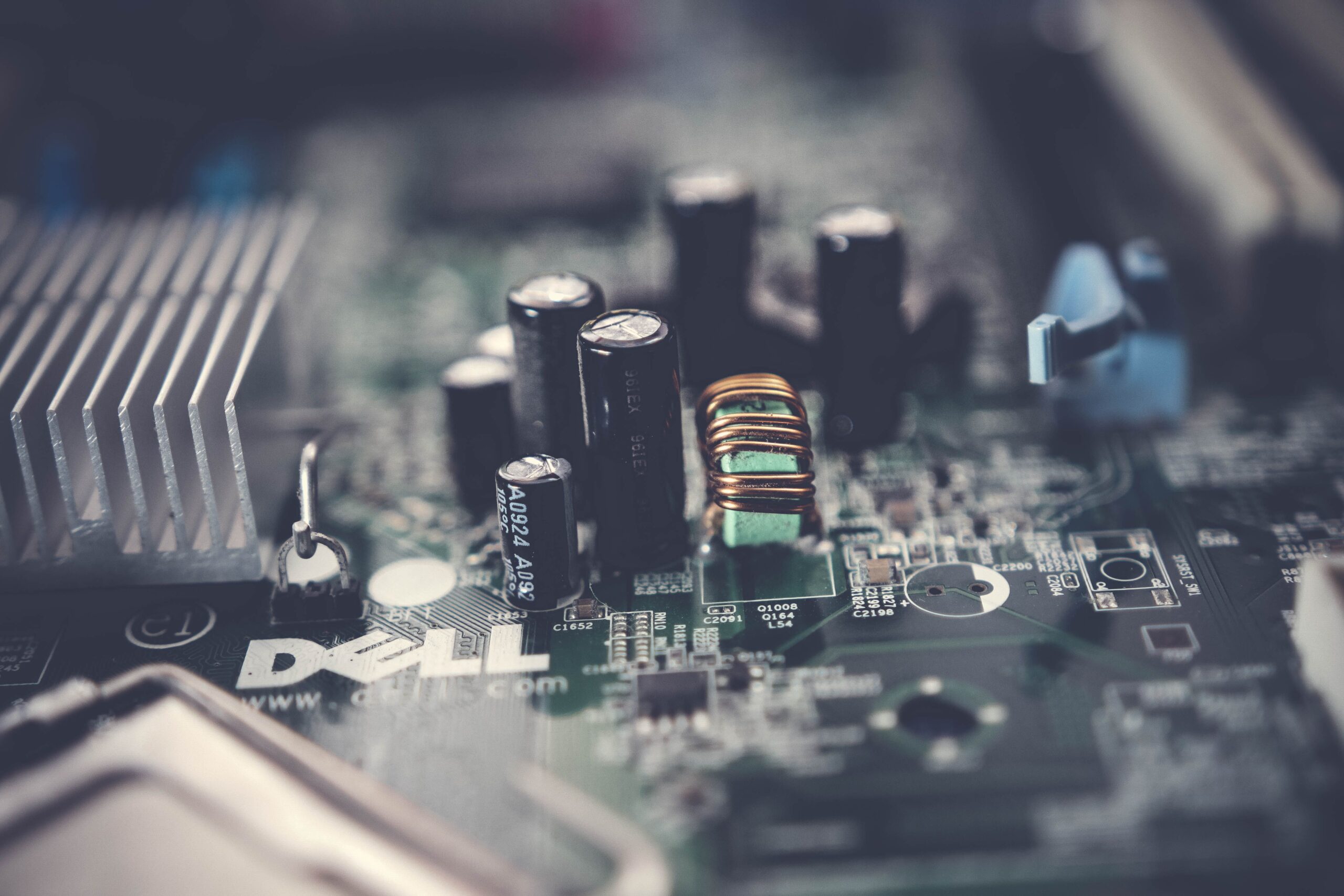 Primer plano detallado de los componentes electrónicos y VRM de una placa base monitorizados por software.