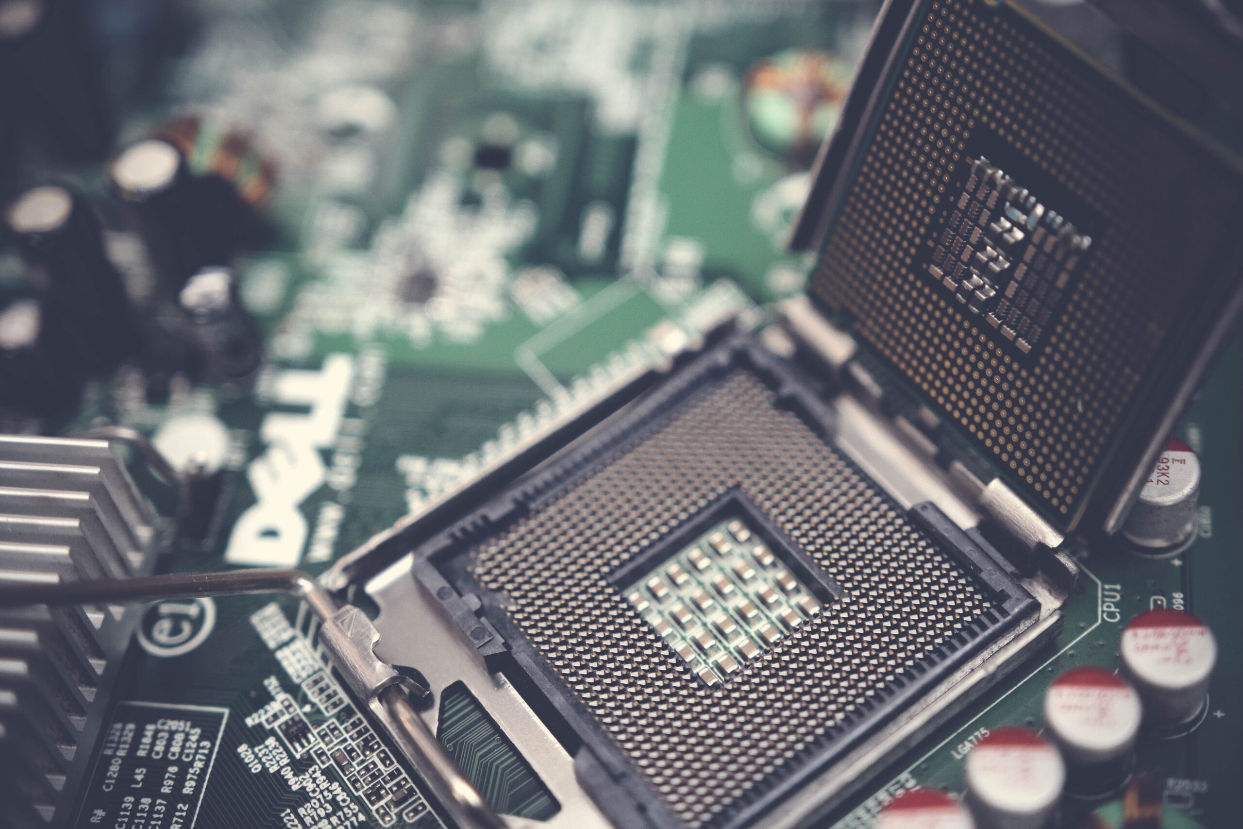 Detalle macro del socket de la CPU, el componente crítico para el control de temperaturas y vatios.