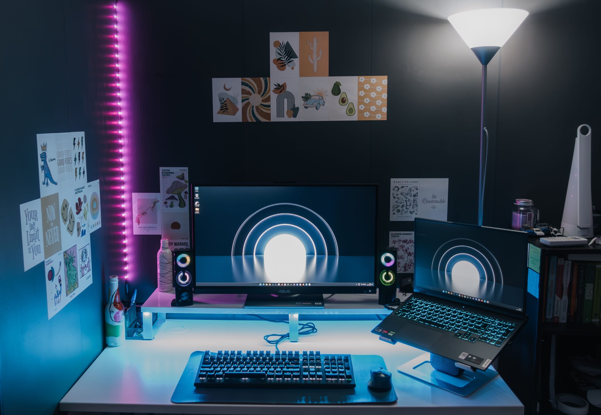 Estación de juego moderna con doble monitor, ideal para monitorizar el sistema en tiempo real mientras se juega.