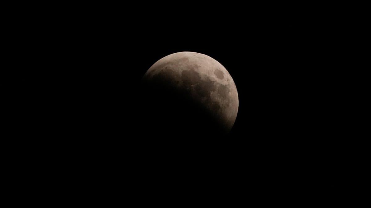 Luna rojiza durante eclipse