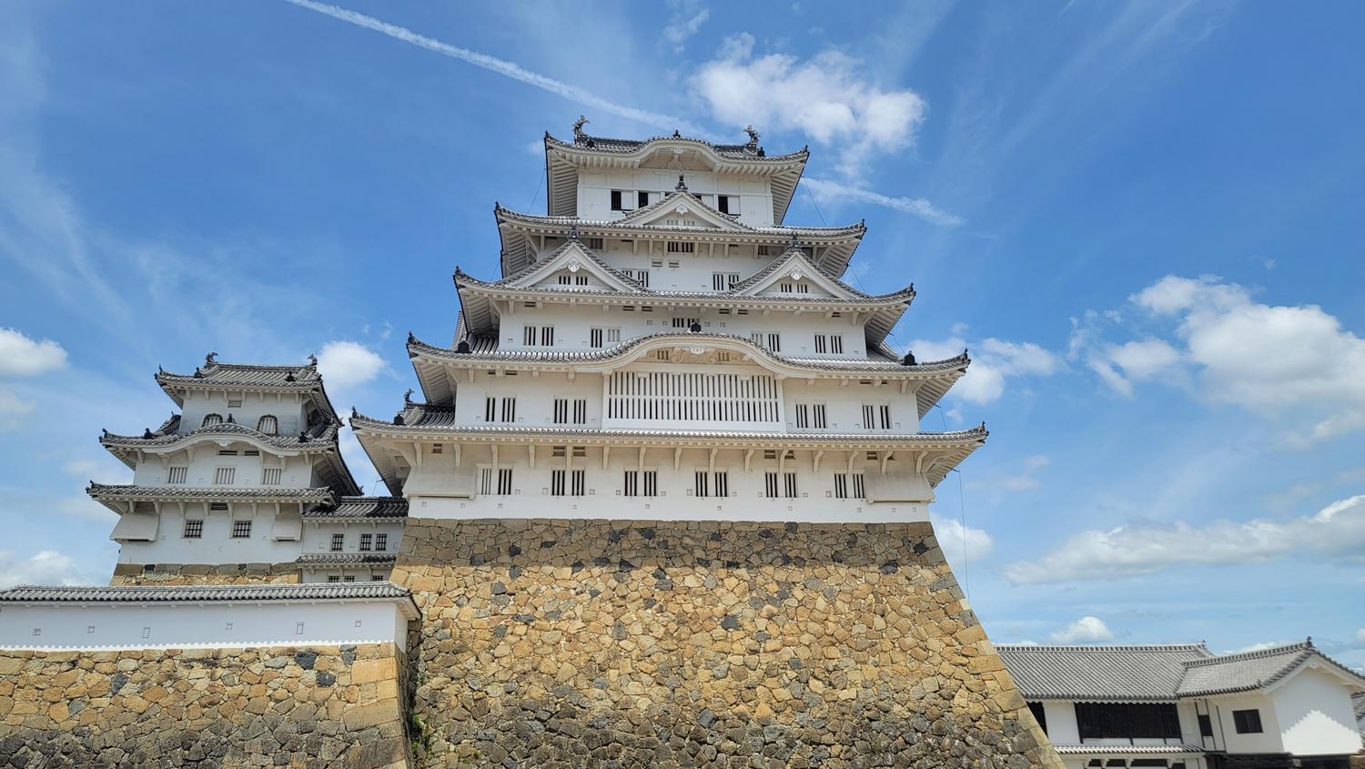 El majestuoso castillo de Himeji bajo un cielo despejado, ejemplificando la arquitectura militar del periodo Sengoku.
