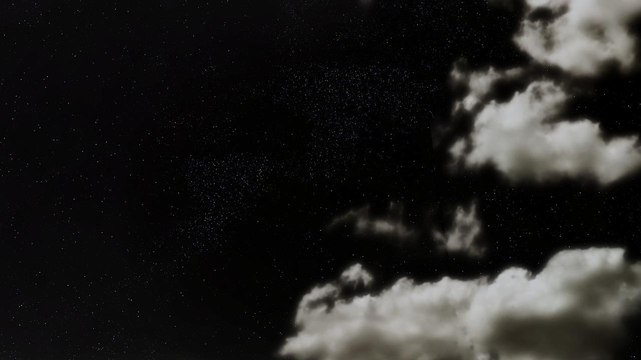 Paisaje extraterrestre surrealista con cielos tormentosos y formaciones rocosas extrañas, evocando los planetas hostiles de la serie.