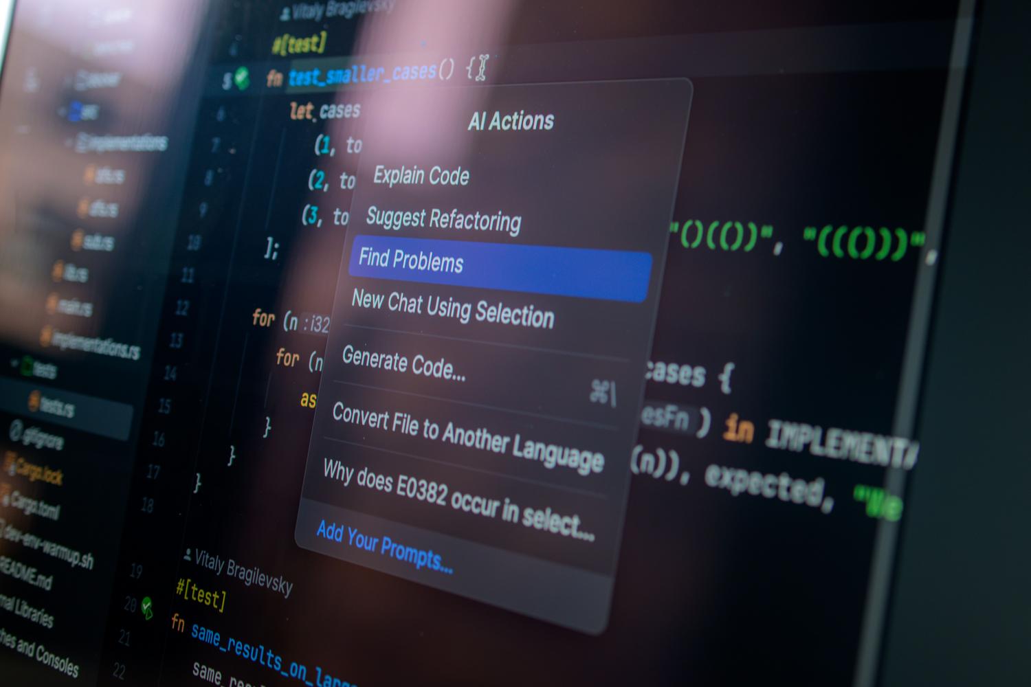 Primer plano de un editor de código con un menú de acciones de IA, representando la asistencia de inteligencia artificial en el desarrollo de software.