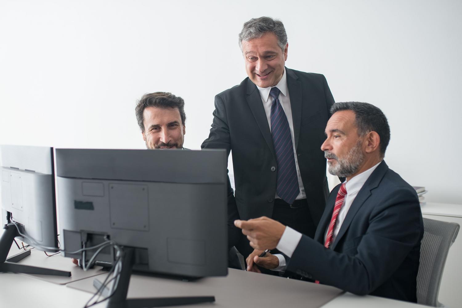 Colaboración entre gestores de seguridad para alinear la protección de datos con los objetivos estratégicos del negocio.