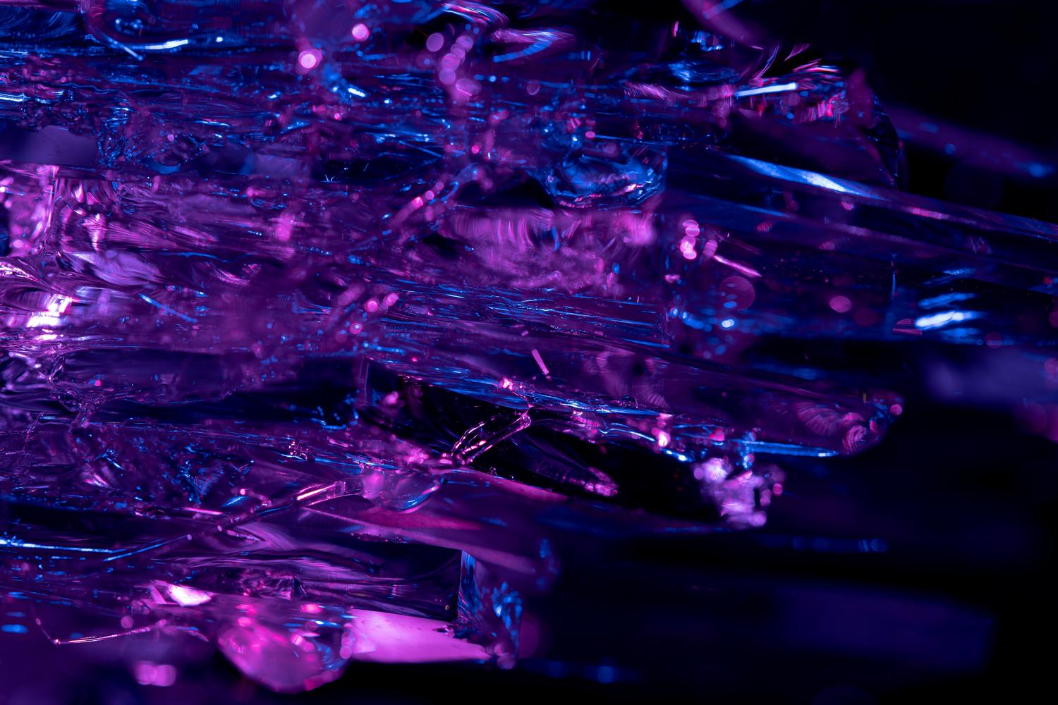 Primer plano de cristales brillantes en tonos púrpuras y azules, simbolizando los Moonlight Crystals del juego
