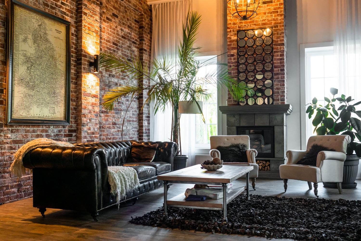 Salón acogedor con diseño industrial, paredes de ladrillo y muebles clásicos, representando la casa de los sueños en Heartopia