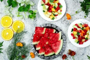 Ensalada de frutas frescas con sandía y cítricos, representando una alimentación rica en antioxidantes.