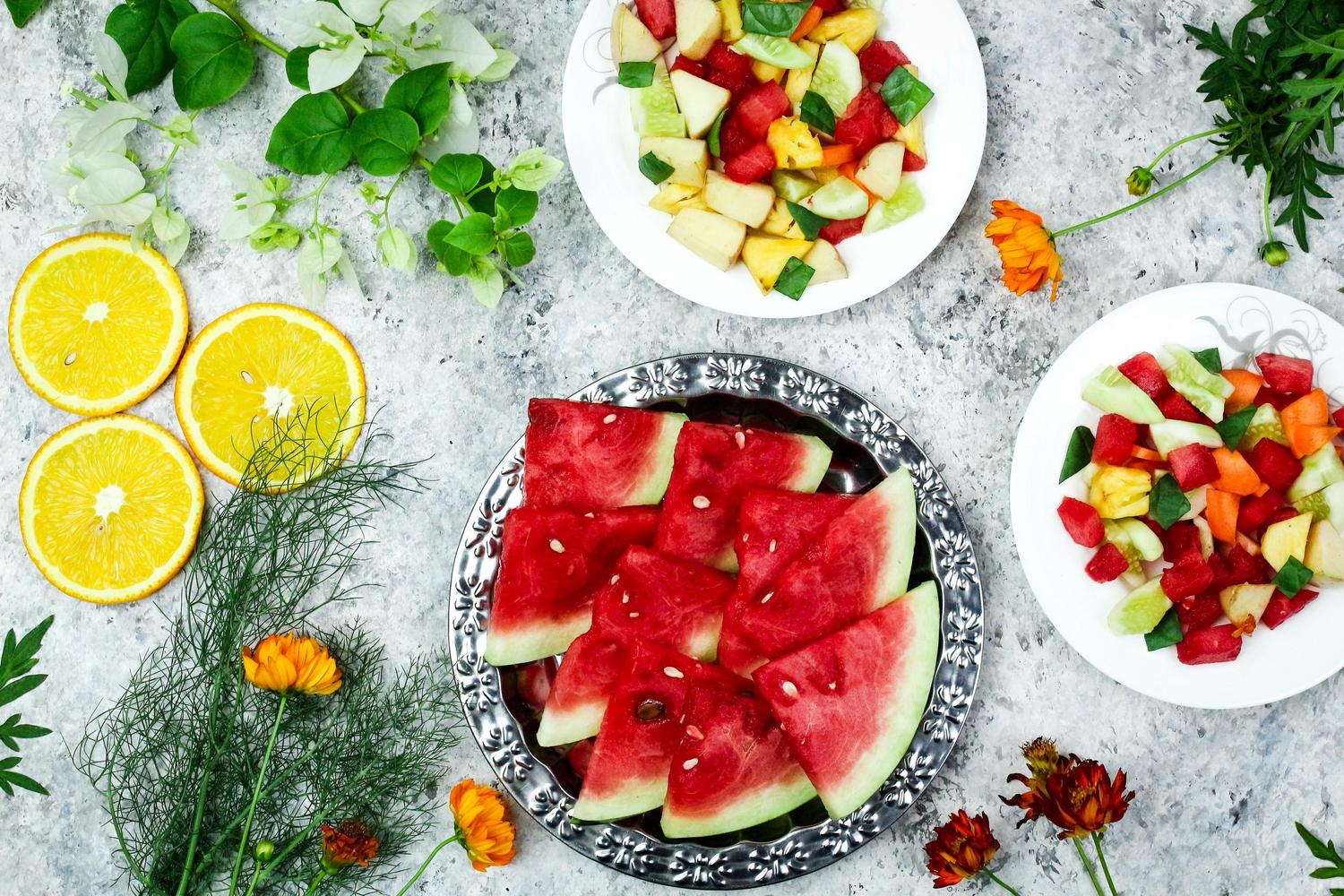 Ensalada de frutas frescas con sandía y cítricos, representando una alimentación rica en antioxidantes.