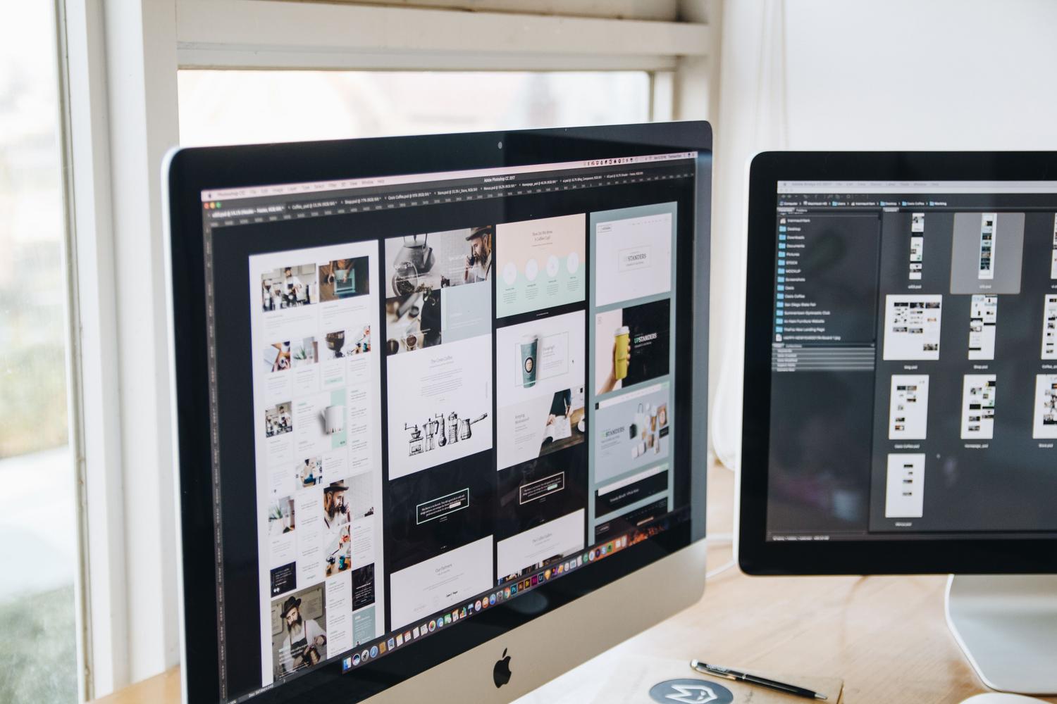 Espacio de trabajo profesional con doble monitor, ideal para representar el entorno donde se utilizan herramientas de shareware o software comercial avanzado.