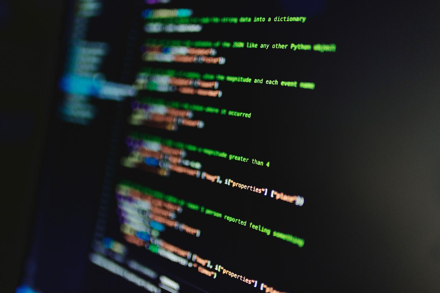 Primer plano de líneas de código de programación en una pantalla, ilustrando el concepto de código fuente, fundamental para diferenciar el freeware del software libre.