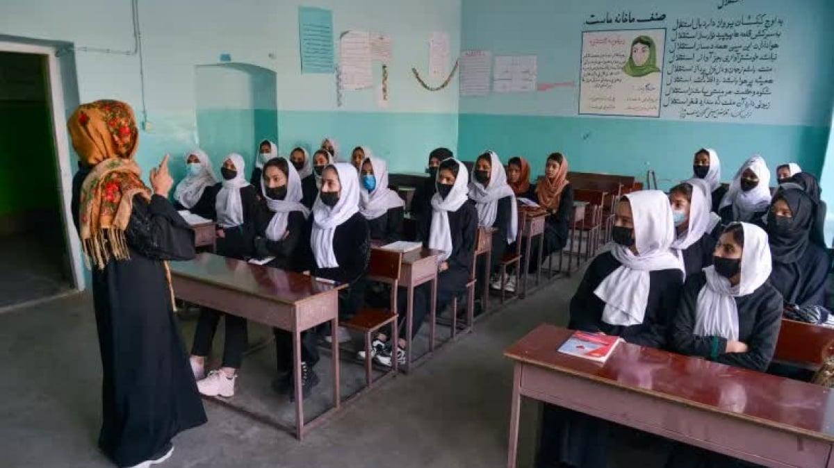 Mujeres jóvenes afganas estudiando