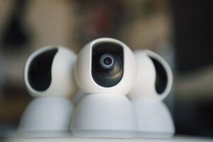 Primer plano de cámaras de seguridad modernas en un interior, representando la vigilancia del hogar.
