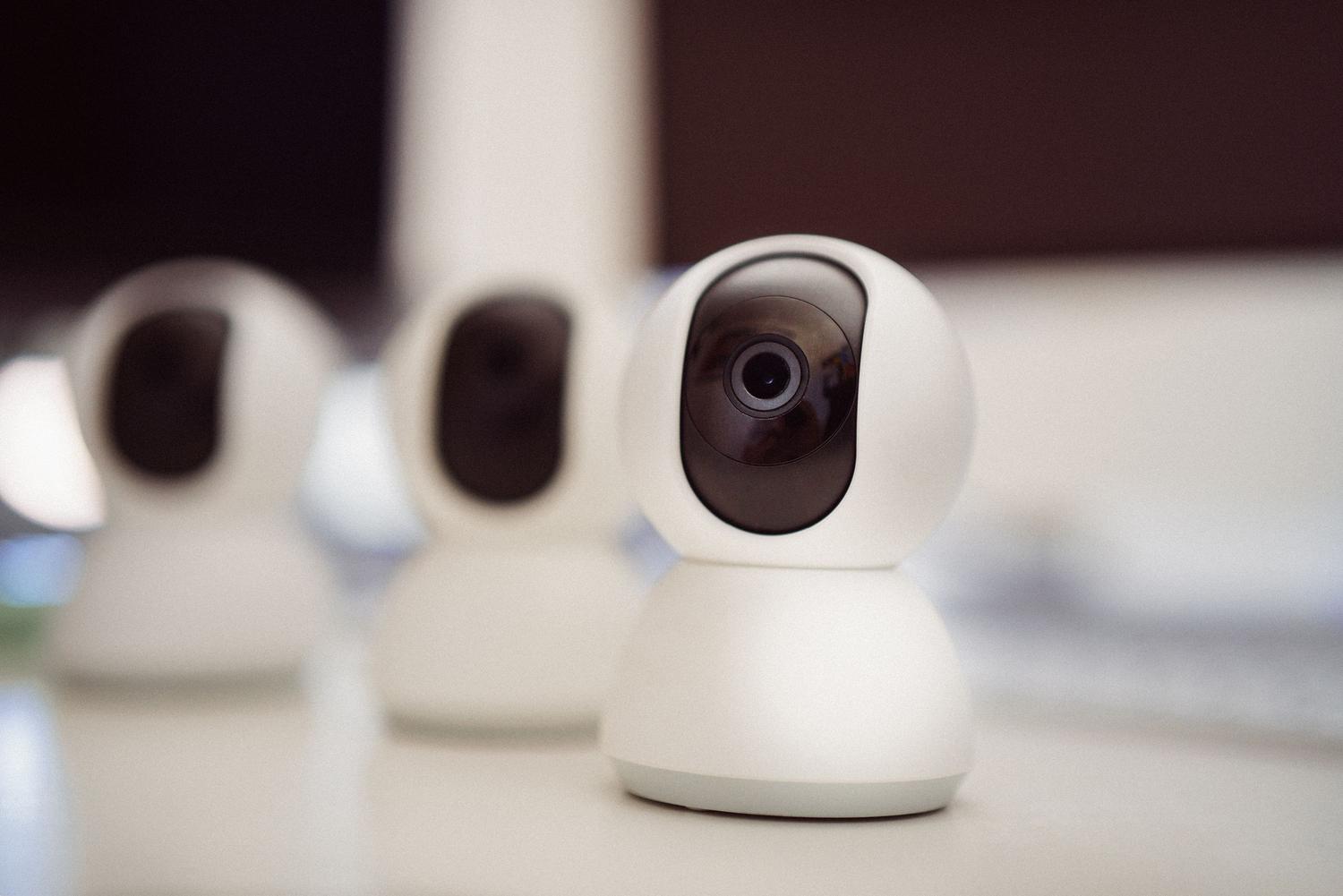 Varias cámaras de seguridad inteligentes sobre una mesa, ilustrando los diversos gadgets de vigilancia IP.