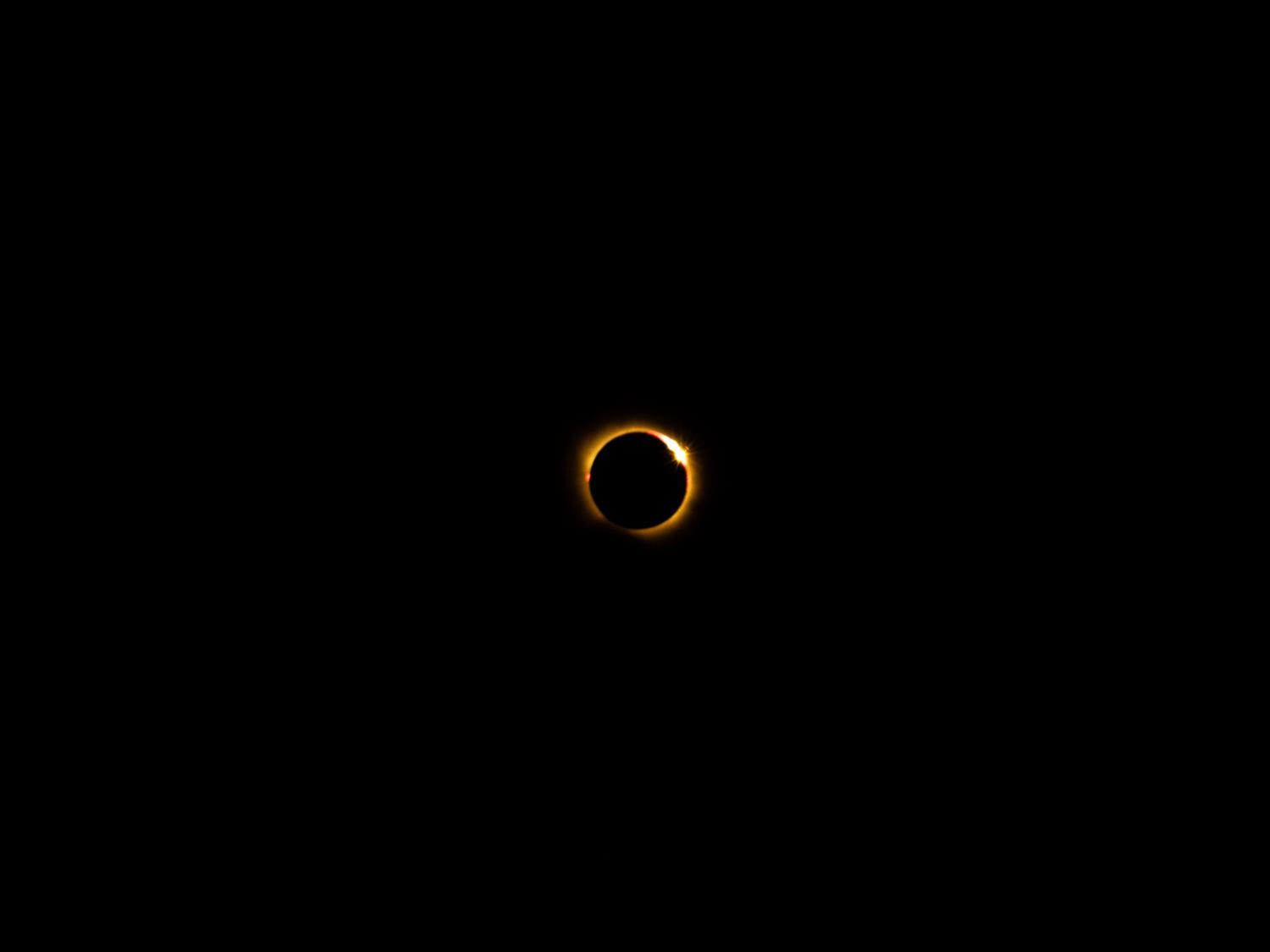 Fotografía impresionante de un eclipse solar total mostrando la corona solar brillante.