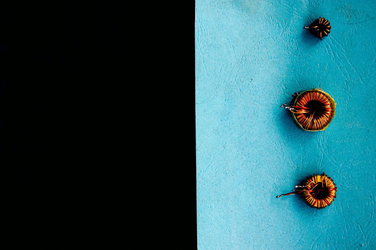Inductores toroidales con bobinados de cobre para ilustrar el concepto de inductancia y campos magnéticos.