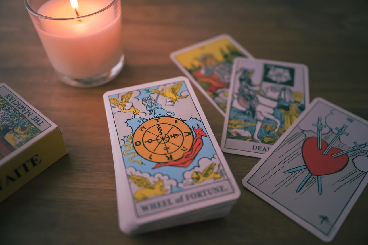Detalle de cartas de tarot esotéricas para ilustrar las habilidades especiales y hechizos del juego